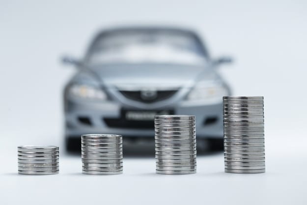 mønter foran mazda bil