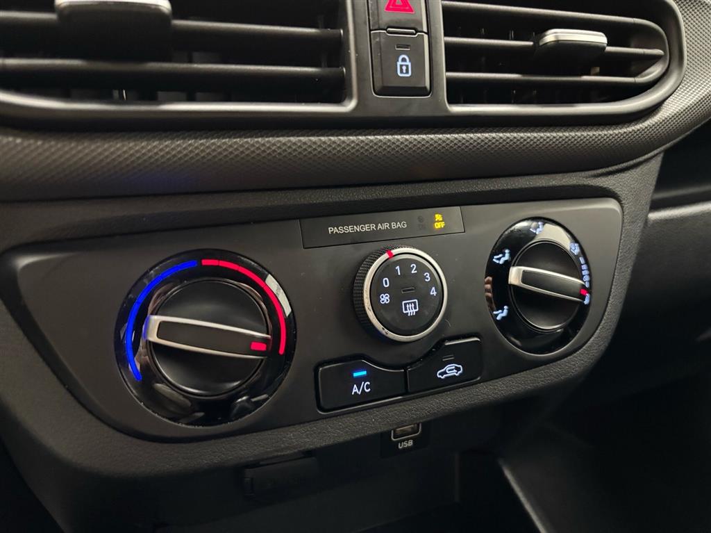 Hyundai i10 1,0 Essential 67HK 5d - Image 15