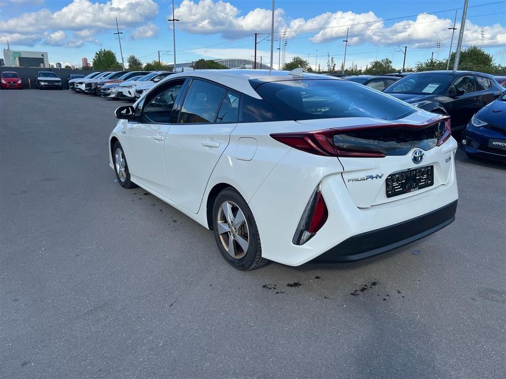 Toyota Prius Plug-in 1,8 Plugin-hybrid H3 122HK 5d Aut. - Image 3