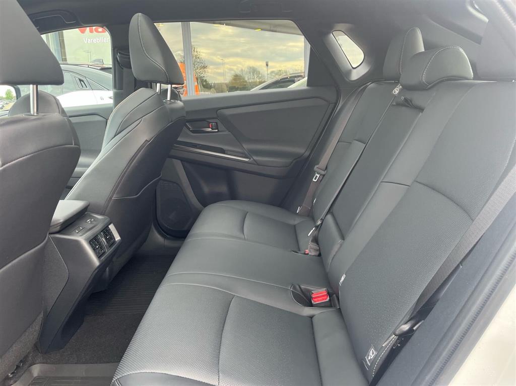 Toyota BZ4X EL Executive Panorama Bitone AWD 343HK 5d Aut. - Image 8