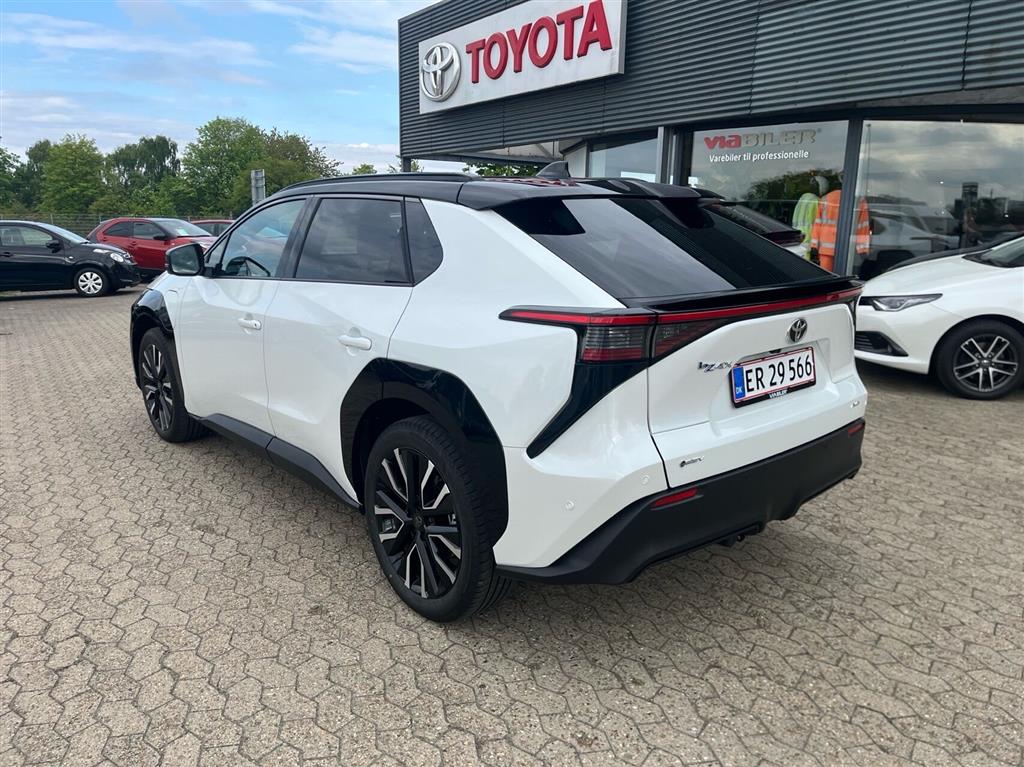 Toyota BZ4X EL Executive Panorama Bitone AWD 343HK 5d Aut. - Image 2