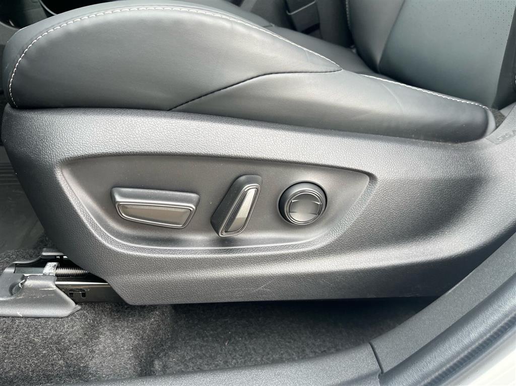 Toyota BZ4X EL Executive Panorama Bitone AWD 343HK 5d Aut. - Image 18