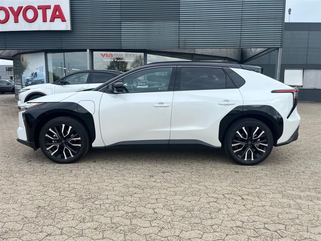 Toyota BZ4X EL Executive Panorama Bitone AWD 343HK 5d Aut. - Image 3