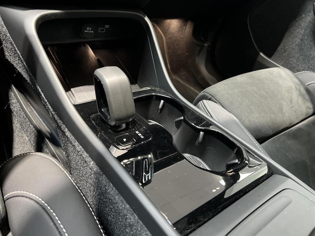 Volvo EX40 Single Motor Extended Range Black Edition 252HK 5d Aut. - Image 13