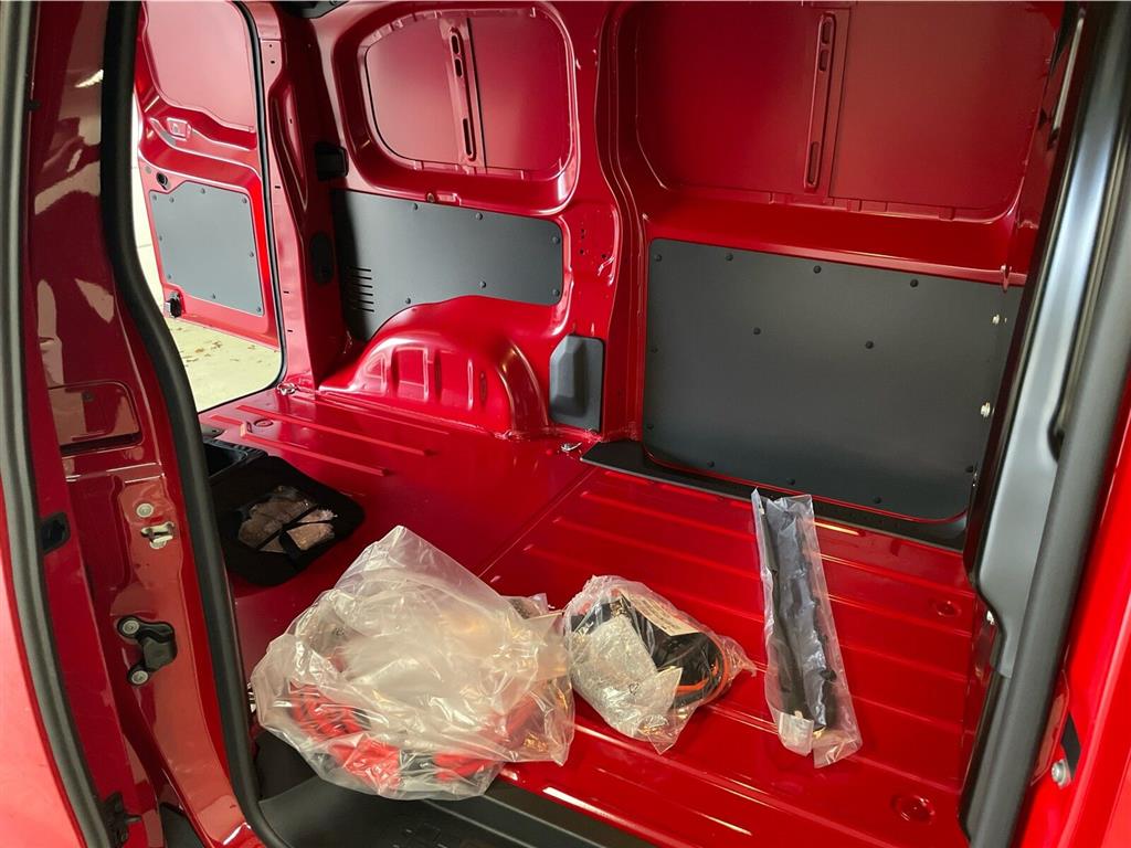 Peugeot e-Expert L2 EL Premium 136HK Van Aut. - Image 23