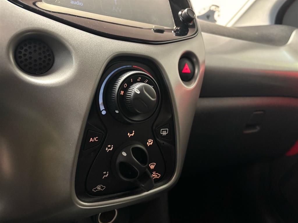 Toyota Aygo 1,0 VVT-I X-Play + X-Touch 69HK 5d - Image 14