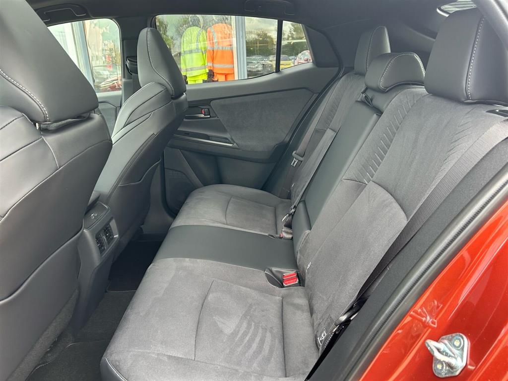 Toyota C-HR+ EL Executive Panorama AWD 343HK 5d Aut. - Image 7