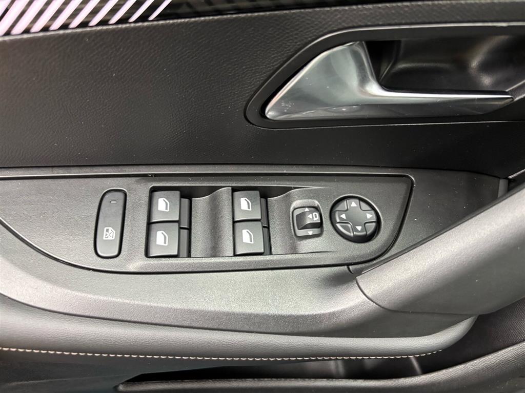 Peugeot e-2008 EL Allure 156HK 5d Aut. - Image 11