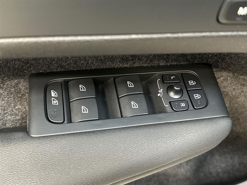 Volvo XC40 Recharge Extended Range Ultimate 252HK 5d Aut. - Image 17