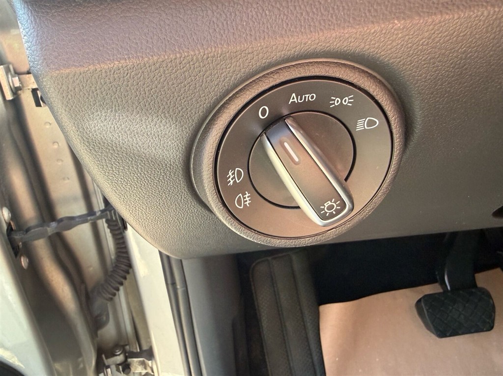 Seat Mii EL 83HK 5d Aut. - Image 9