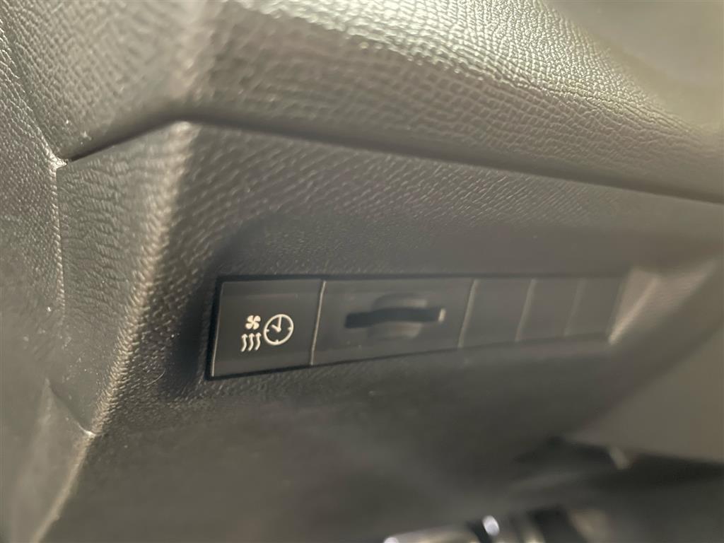 Peugeot e-308 EL First Edition 156HK 5d Aut. - Image 9