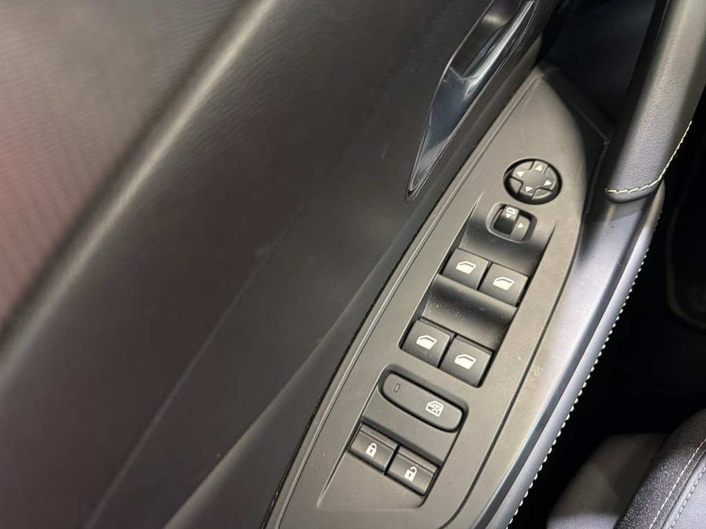 Peugeot e-308 EL First Edition 156HK 5d Aut. - Image 17