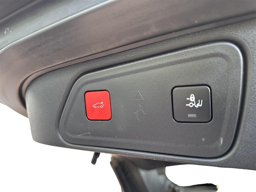 Peugeot 3008 1,6 PureTech Plugin-hybrid First Selection EAT8 225HK 5d 8g Aut. - Image 8