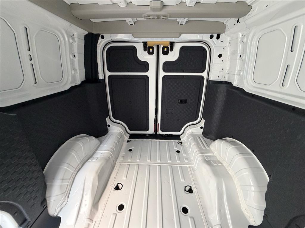 Kia PV5 Cargo L2H1 EL Long Range Work Pro 163HK Van Aut. - Image 13