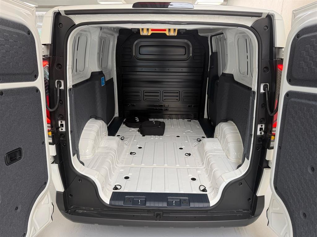 Kia PV5 Cargo L2H1 EL Long Range Work Pro 163HK Van Aut. - Image 24