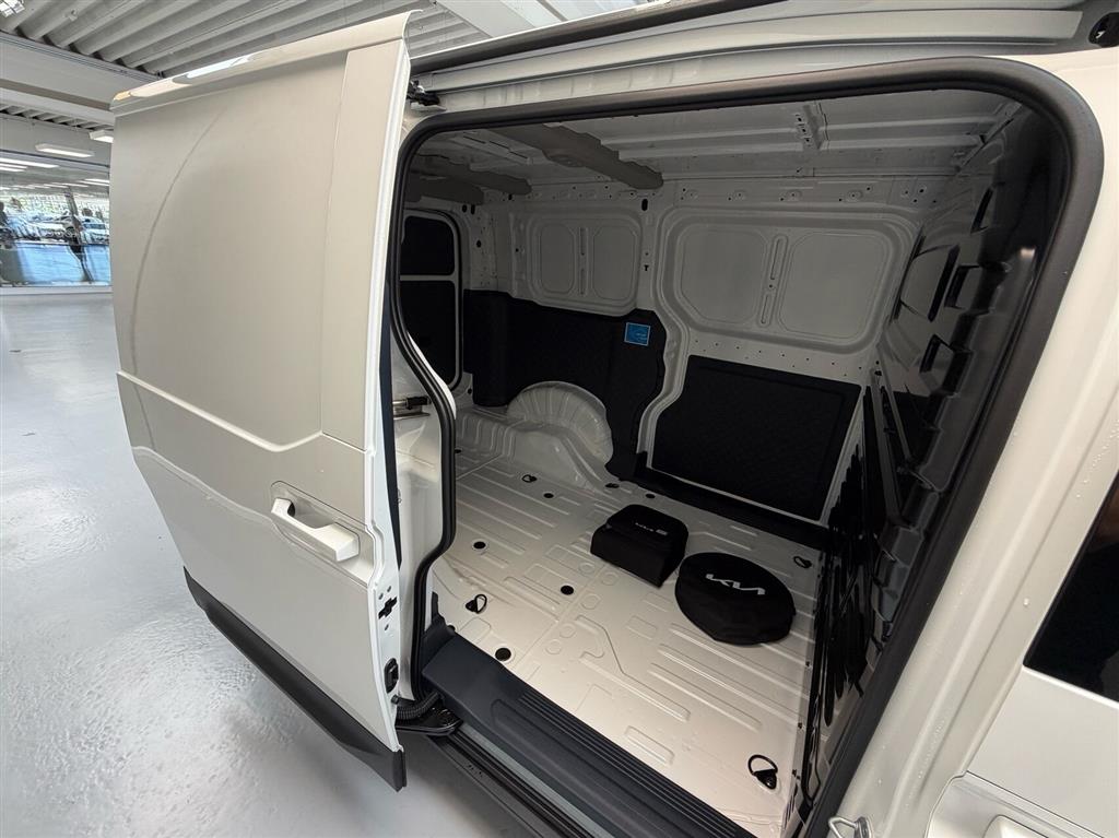 Kia PV5 Cargo L2H1 EL Long Range Work Pro 163HK Van Aut. - Image 4