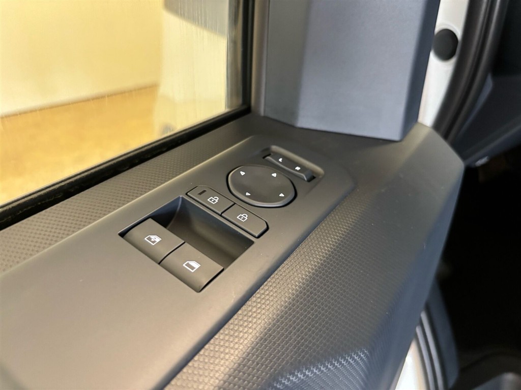 Kia PV5 Cargo L2H1 EL Long Range Work Pro 163HK Van Aut. - Image 8