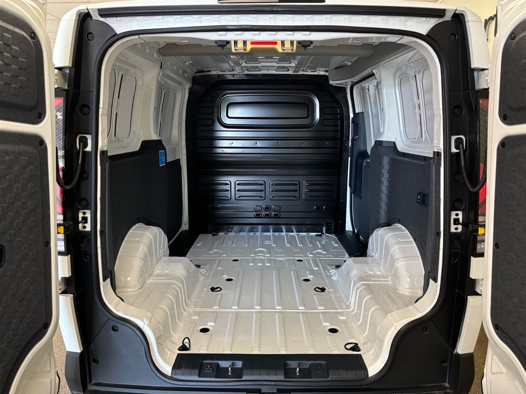 Kia PV5 Cargo L2H1 EL Long Range Work Pro 163HK Van Aut. - Image 5