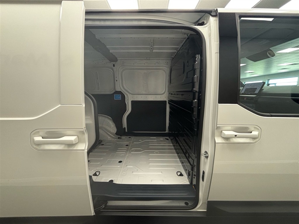 Kia PV5 Cargo L2H1 EL Long Range Work Pro 163HK Van Aut. - Image 6