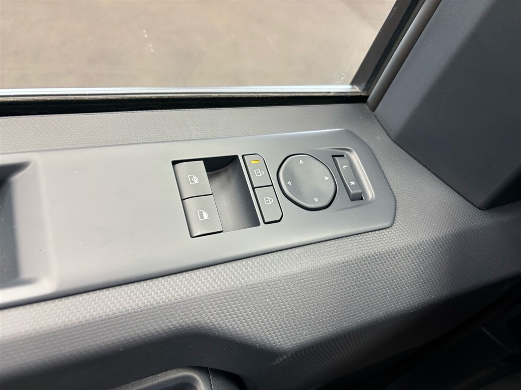 Kia PV5 Cargo L2H1 EL Long Range Work Pro 163HK Van Aut. - Image 11