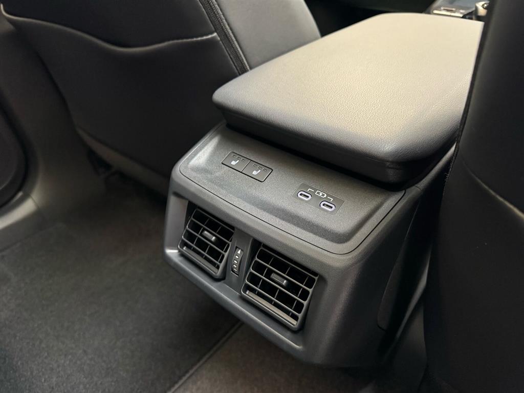 Toyota bZ4X EL Executive Panorama Bitone AWD 343HK 5d Aut. - Image 13