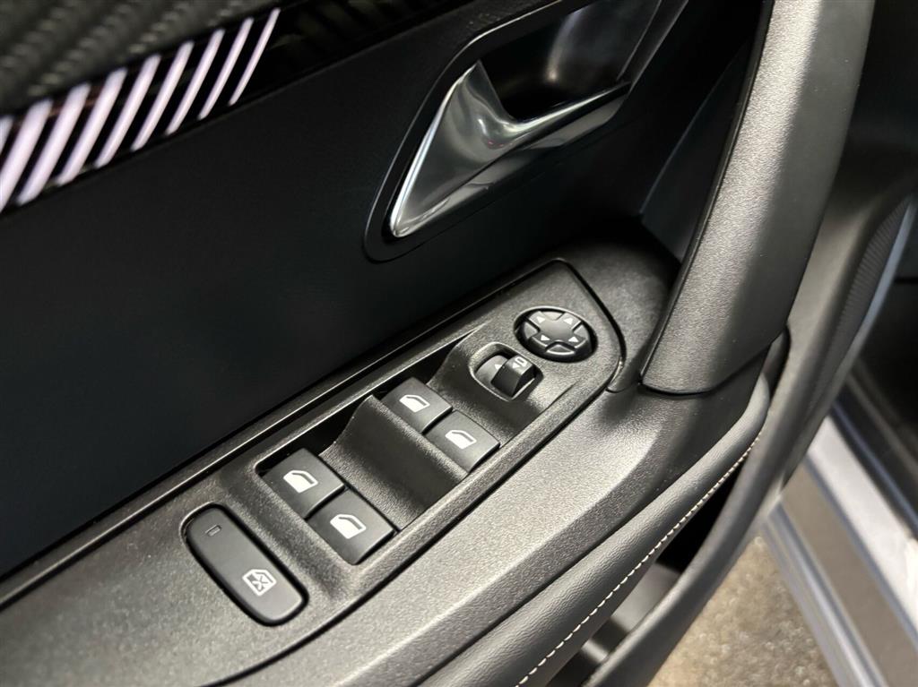 Peugeot e-2008 EL Allure 156HK 5d Aut. - Image 8