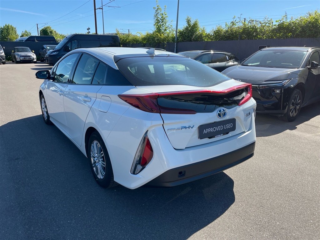 Toyota Prius Plug-in 1,8 Plugin-hybrid H3 122HK 5d Aut. - Image 6