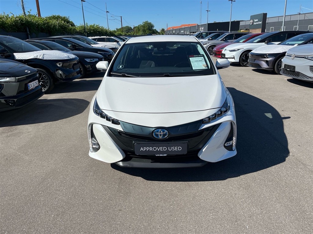 Toyota Prius Plug-in 1,8 Plugin-hybrid H3 122HK 5d Aut. - Image 2