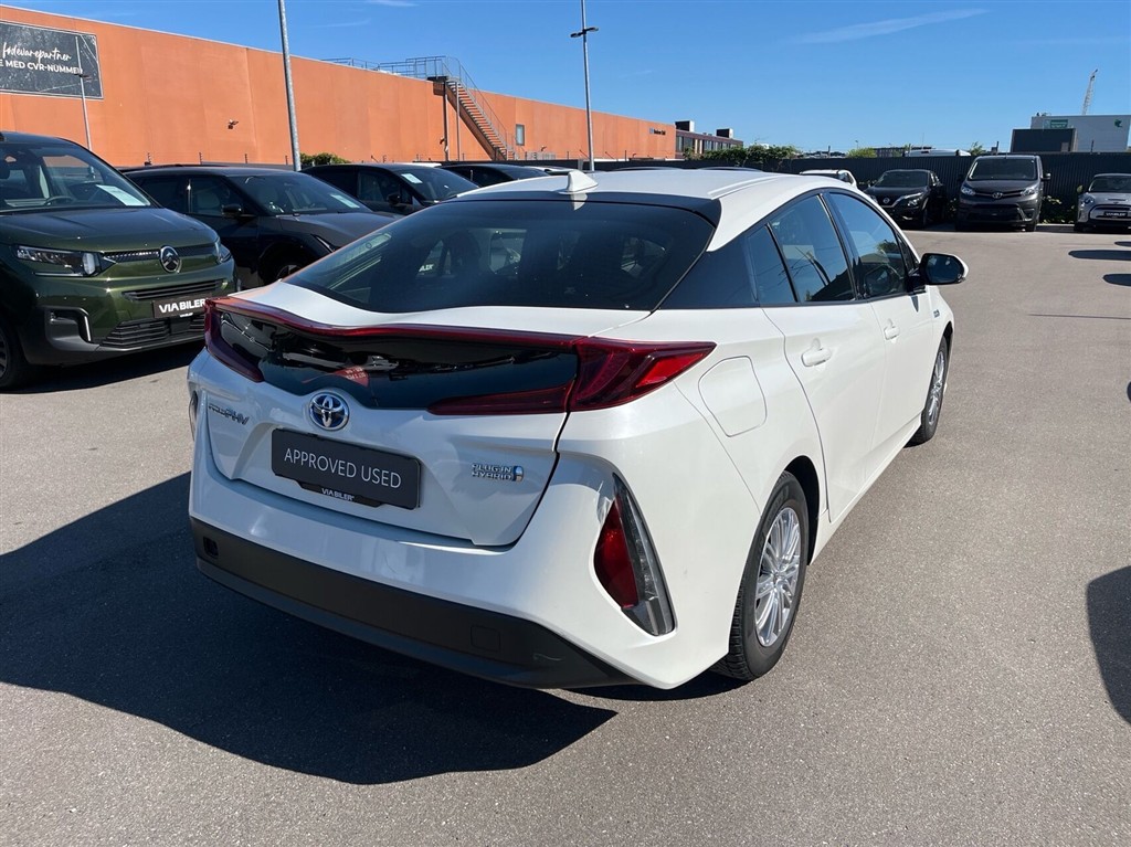 Toyota Prius Plug-in 1,8 Plugin-hybrid H3 122HK 5d Aut. - Image 4