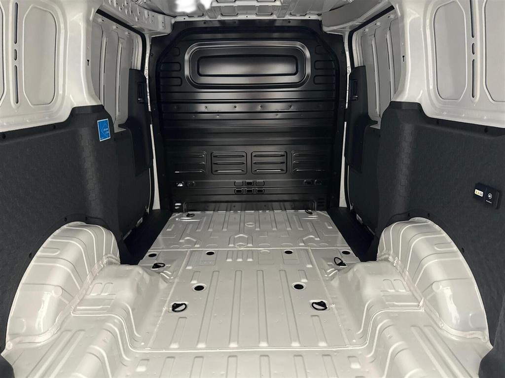 Kia PV5 Cargo L2H1 EL Long Range Work Pro 163HK Van Aut. - Image 13