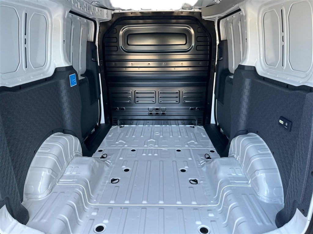Kia PV5 Cargo L2H1 EL Long Range Work Pro 163HK Van Aut. - Image 12