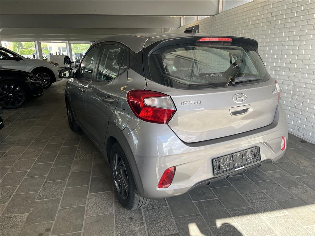 Hyundai i10 1,0 Essential 67HK 5d - Image 2