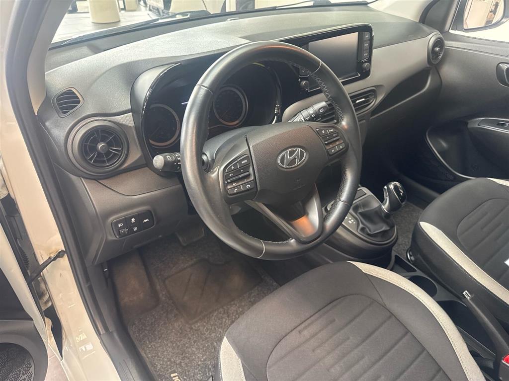 Hyundai i10 1,0 Essential AMT 67HK 5d Aut. - Image 3