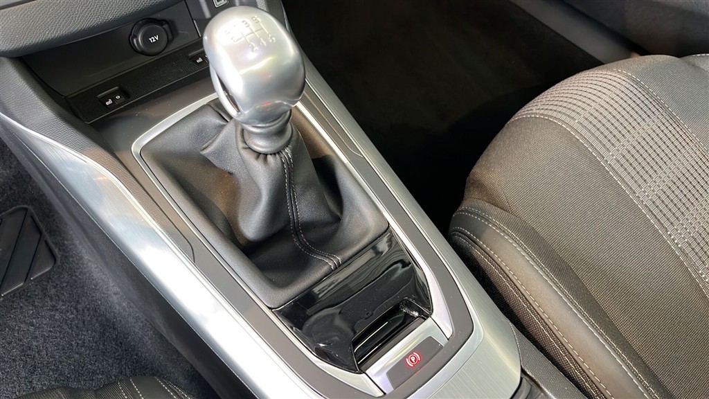 Peugeot 308 1,2 e-THP Selection Sky 130HK 5d - Image 11
