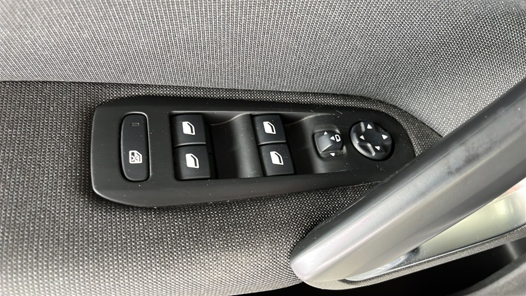 Peugeot 308 1,2 e-THP Selection Sky 130HK 5d - Image 16