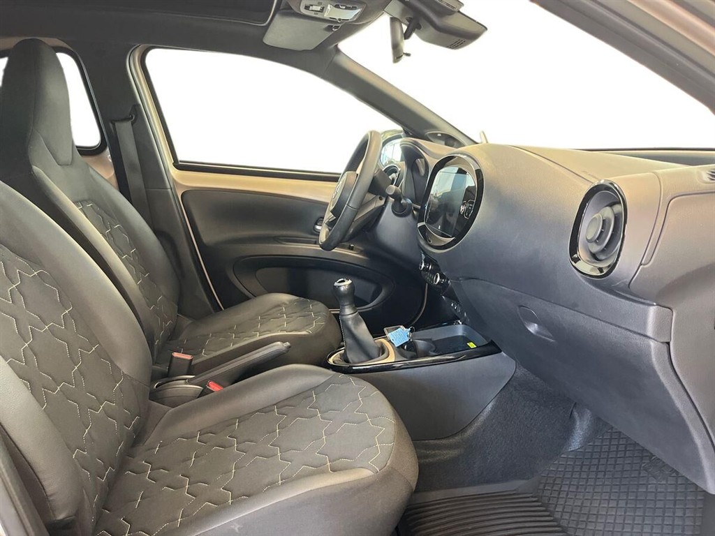 Toyota Aygo X 1,0 VVT-I Air Envy 72HK 5d - Image 9
