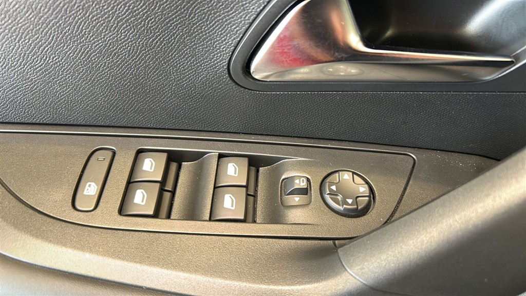 Peugeot 2008 1,2 PureTech Allure 100HK 5d 6g - Image 20