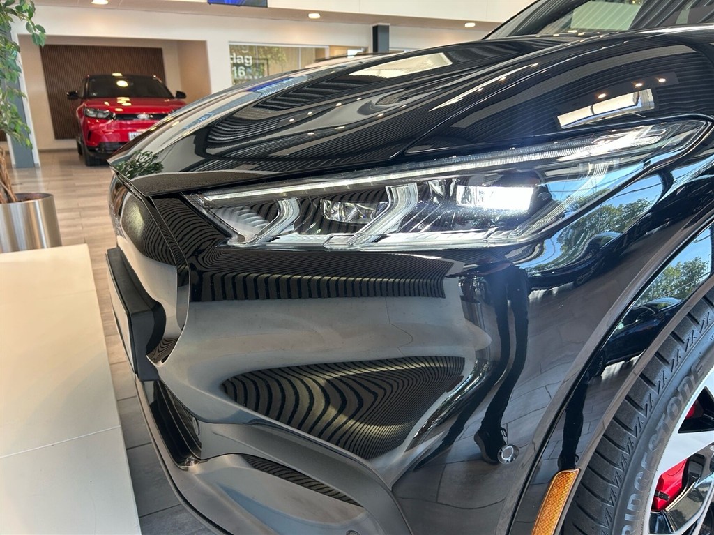 Ford Mustang Mach-E EL SR Premium AWD 269HK 5d Aut. - Image 17