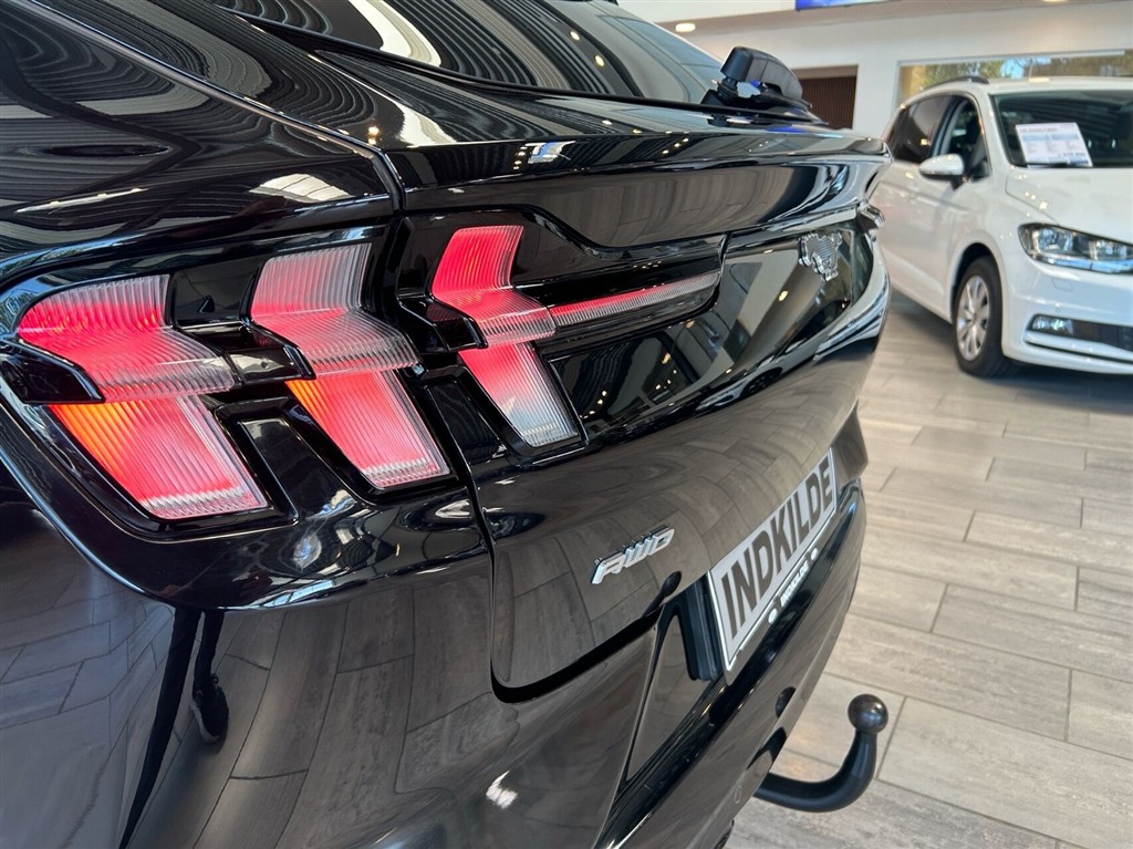 Ford Mustang Mach-E EL SR Premium AWD 269HK 5d Aut. - Image 18