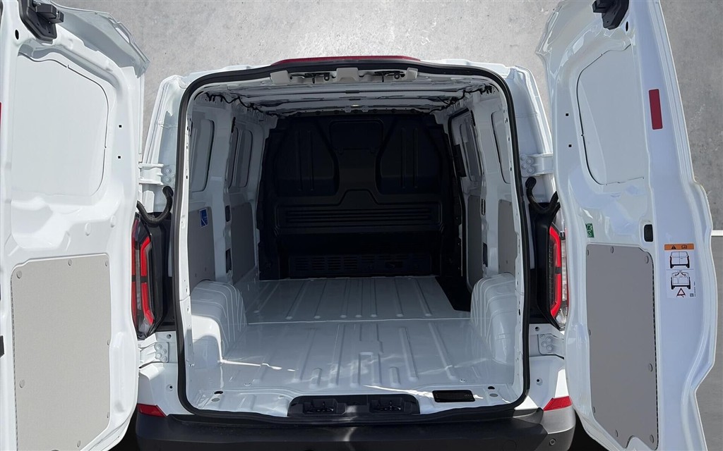 Ford E-Transit Custom 320 L1H1 EL Trend 136HK Van Aut. - Image 17