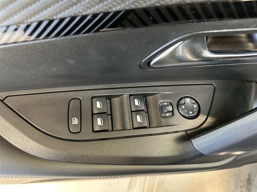 Peugeot 2008 1,2 PureTech Allure Pack EAT8 130HK 5d 8g Aut. - Image 16