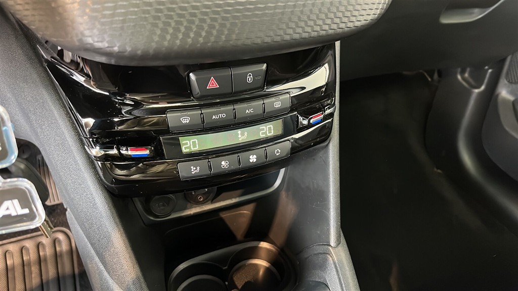 Peugeot 208 1,2 PureTech Selection Sky 82HK 5d - Image 10