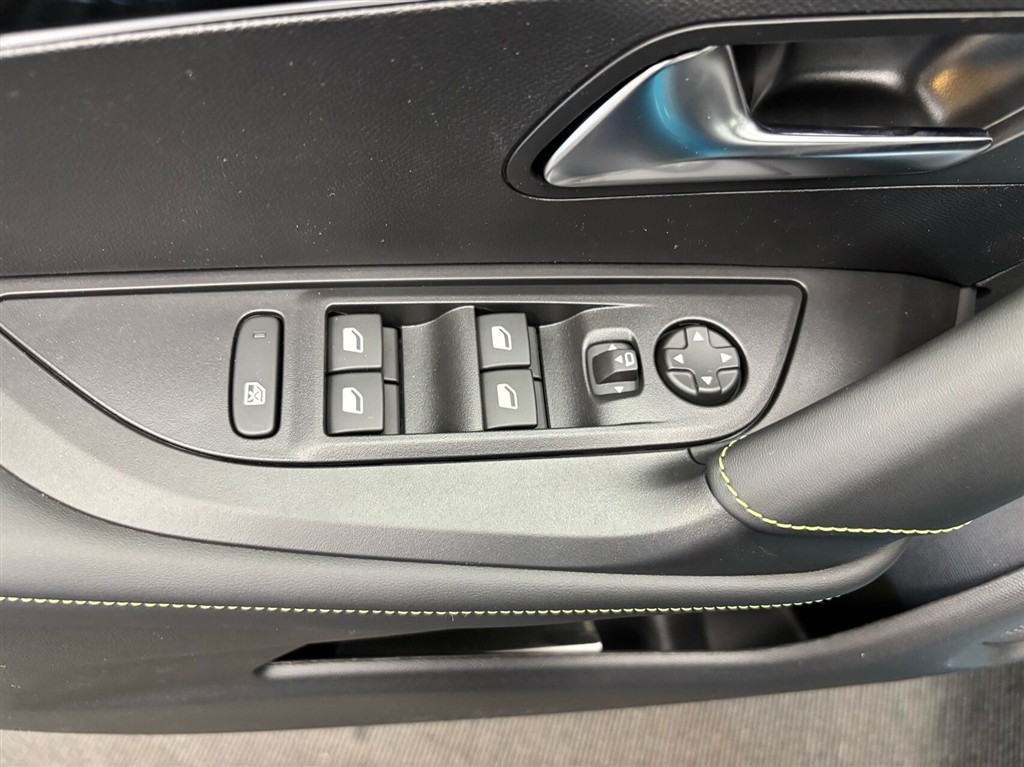 Peugeot e-2008 EL GT 156HK 5d Aut. - Image 13