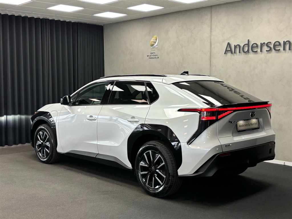Toyota bZ4X EL Active Tech 224HK 5d Aut. - Image 3