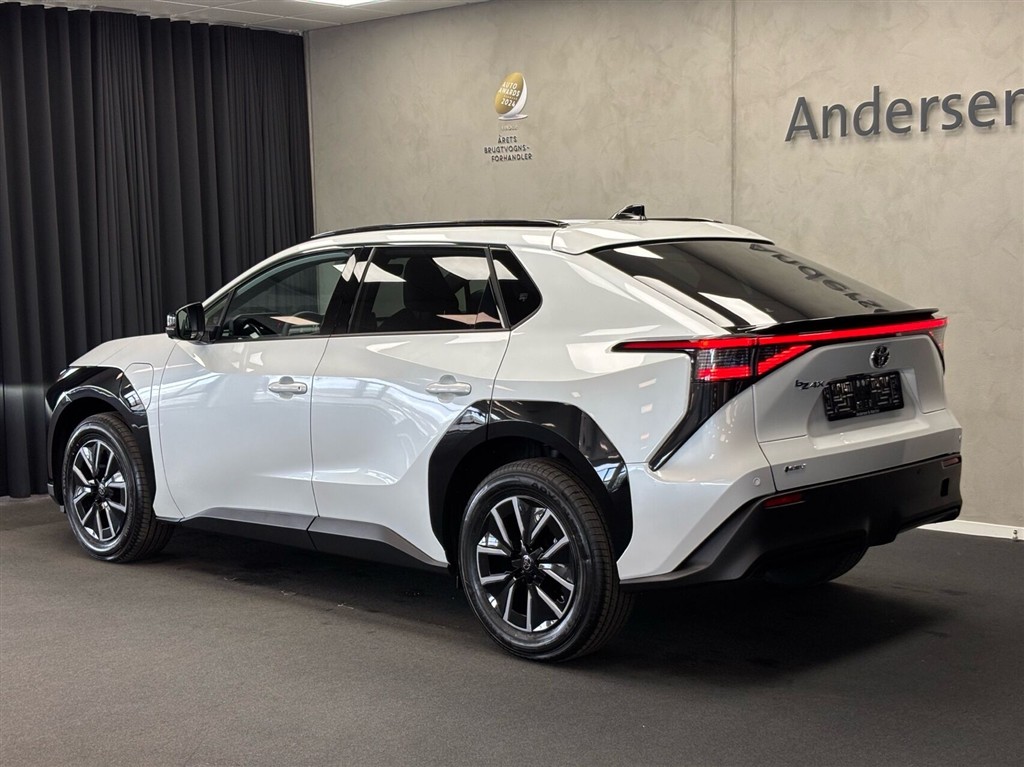 Toyota bZ4X EL Active Tech 224HK 5d Aut. - Image 3