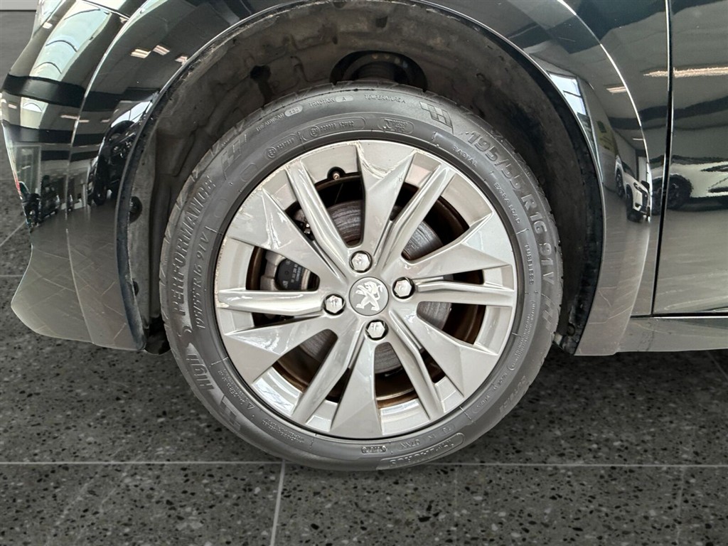 Peugeot e-208 EL Allure 136HK 5d Aut. - Image 9
