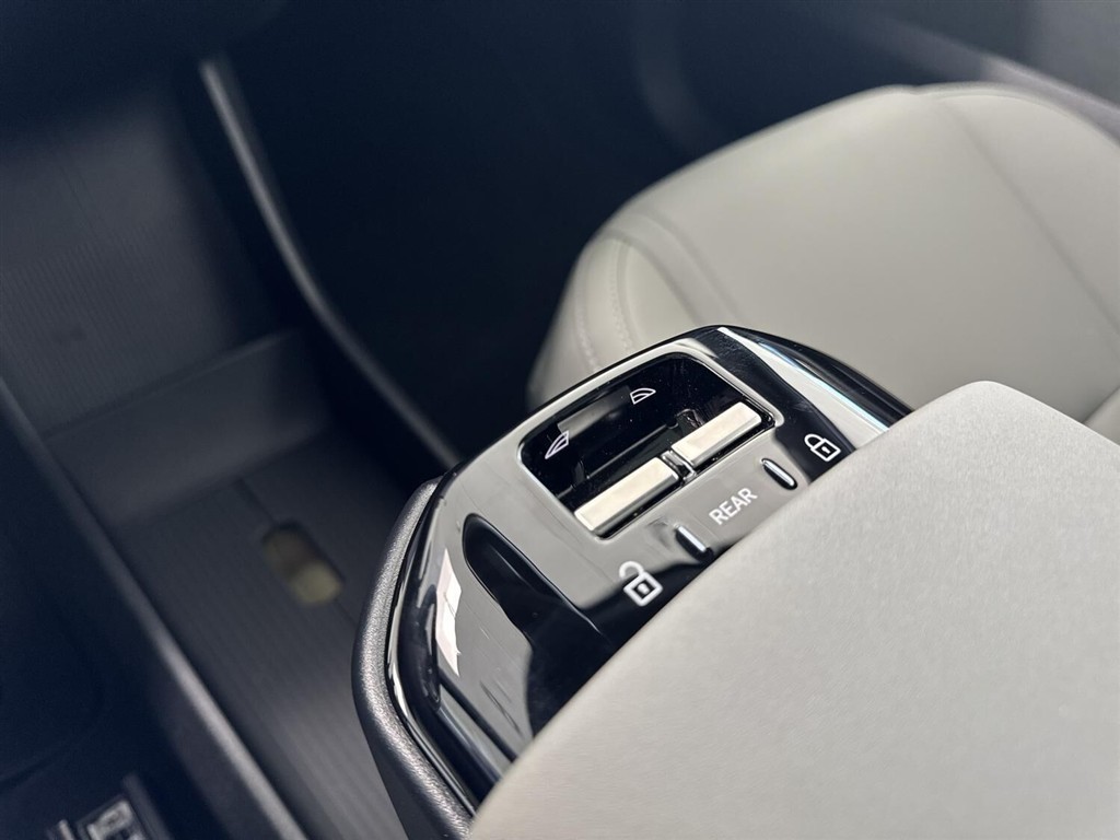 Volvo EX30 Cross Country EL Twin Motor Performance Ultra 428HK AWD 428HK 5d Aut. - Image 16