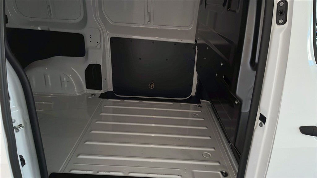 Peugeot e-Expert L2 EL Plus 136HK Van Aut. - Image 8
