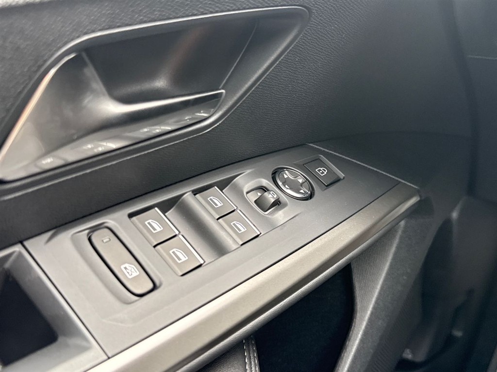 Peugeot e-3008 EL GT Pack 210HK 5d Aut. - Image 18