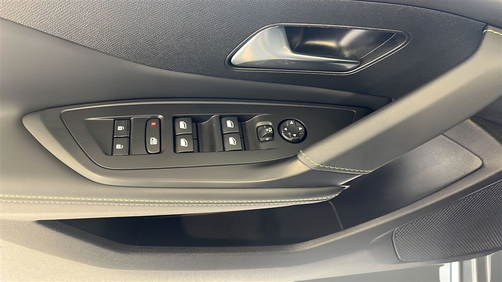 Peugeot e-308 EL First Edition 156HK 5d Aut. - Image 17